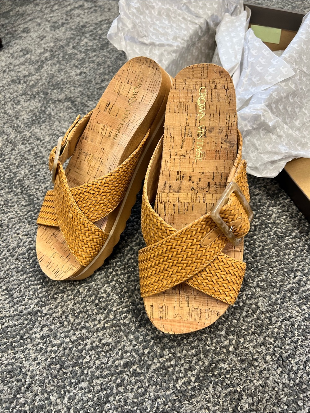 New in Box Crown Vintage Orlo Platform Sandal.        Size 7 1/2
